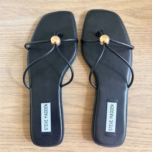 Steve Madden Shoes - Steve Madden Black Addisyn Strappy Flat Thong Sandals & Gold Accent Size 8 NEW